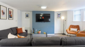 Air Host and Stay - Breckfield house sleeps 14, 7 bedrooms free parking LFC
